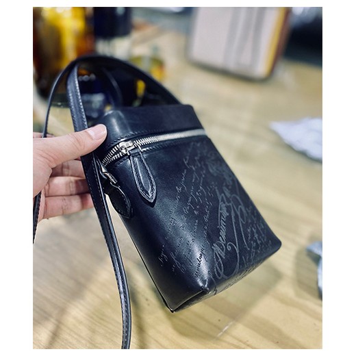 [홍콩명품.BERLUTI] 벨루티 23SS 베네치아 Free Scritto 레더 크로스백, BGM1436, BLB, 홍콩명품가방,손목가방,크로스백,핸드백,구매대행,무브타임