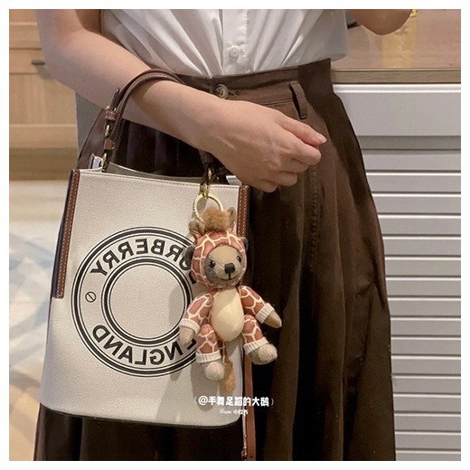 [홍콩명품.Burberry] 버버리 23SS 로고 캔버스 핸드백 크로스 백 80268241, BGM1538, BR, 홍콩명품가방,손목가방,크로스백,핸드백,구매대행,무브타임