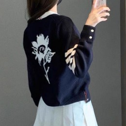 [홍콩명품.THOME BROWNE] 톰브라운 23SS 로고 그래픽 4바 V넥 니트 가디건 (2컬러), BM9361, TB1, 온라인명품쇼핑몰,남자명품의류,인터넷쇼핑몰,해외직구