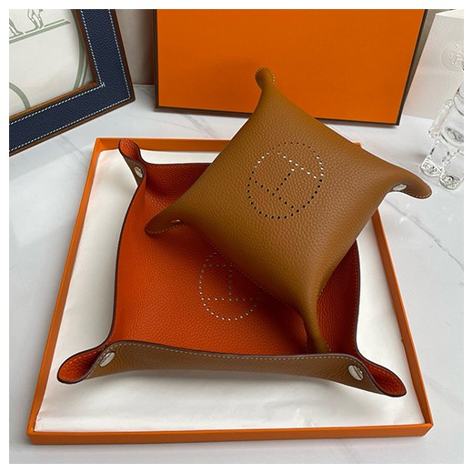 [홍콩명품.Hermes] 에르메스 24SS 로고 선물용 레더 가죽 인테리어 소품 수납판 2PCS (브라운, S-22x22cm, L-25x25cm), ET2252, ZAKKA, 명품악세사리,팔찌,귀걸이,반지