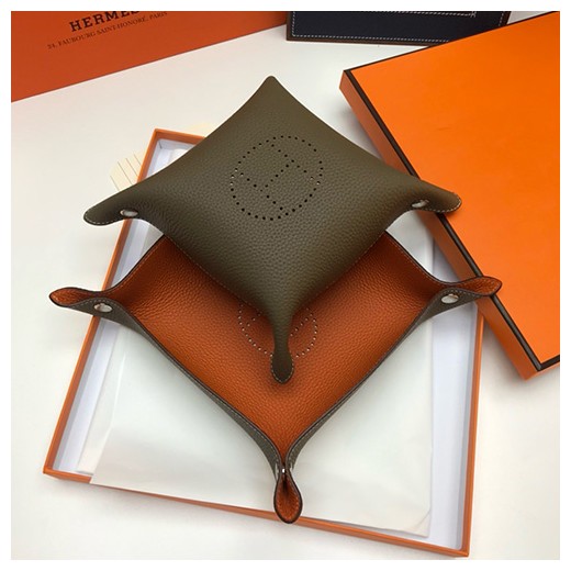 [홍콩명품.Hermes] 에르메스 24SS 로고 선물용 레더 가죽 인테리어 소품 수납판 2PCS (다크브라운, S-22x22cm, L-25x25cm), ET2254, ZAKKA, 명품악세사리,팔찌,귀걸이,반지