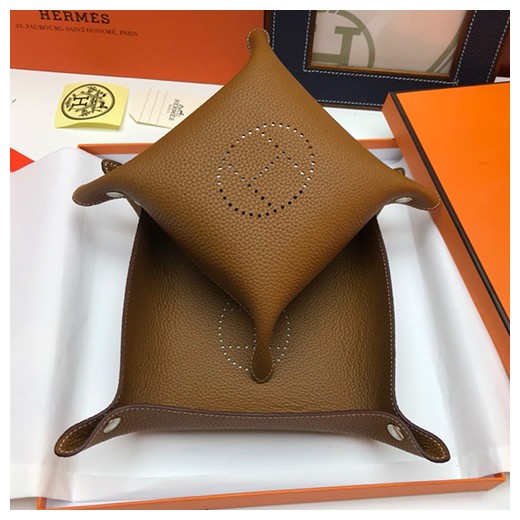 [홍콩명품.Hermes] 에르메스 24SS 로고 선물용 레더 가죽 인테리어 소품 수납판 2PCS (올브라운, S-22x22cm, L-25x25cm), ET2259, ZAKKA, 명품악세사리,팔찌,귀걸이,반지