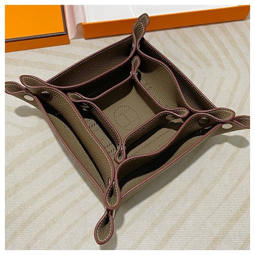 [홍콩명품.Hermes] 에르메스 24SS 로고 선물용 레더 가죽 인테리어 소품 수납판 3PCS (브라운, S-13x13cm, M-22x22cm, L-25x25cm), ET2267, ZAKKA, 명품악세사리,팔찌,귀걸이,반지