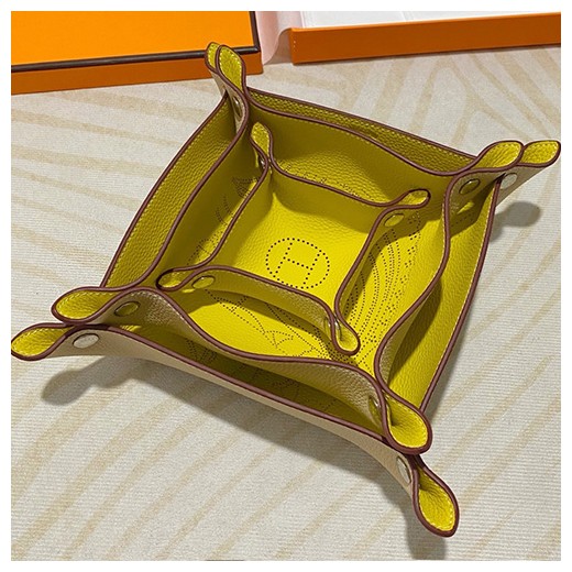 [홍콩명품.Hermes] 에르메스 24SS 로고 선물용 레더 가죽 인테리어 소품 수납판 3PCS (노랑, S-13x13cm, M-22x22cm, L-25x25cm), ET2270, ZAKKA, 명품악세사리,팔찌,귀걸이,반지