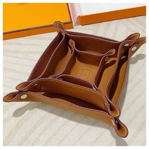 [홍콩명품.Hermes] 에르메스 24SS 로고 선물용 레더 가죽 인테리어 소품 수납판 3PCS (브라운, S-13x13cm, M-22x22cm, L-25x25cm), ET2274, ZAKKA, 명품악세사리,팔찌,귀걸이,반지