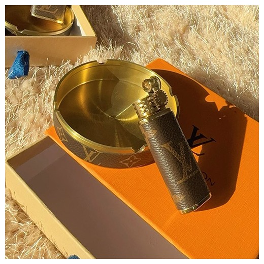 [홍콩명품.LOUIS VUITTON] 루이비통 24SS 선물용 모노그램 라이터 + 재털이 세트 (재털이-9cm, 라이터-7cm), ET2275, AGG, 명품악세사리,팔찌,귀걸이,반지