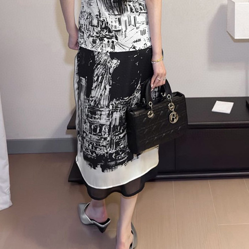 [홍콩명품,Christian Dior] 디올 24SS 로고 그래픽 프린트 여성 미디 스커트, BM14154, TBG, 홍콩명품의류,구 매대행,온라인명품