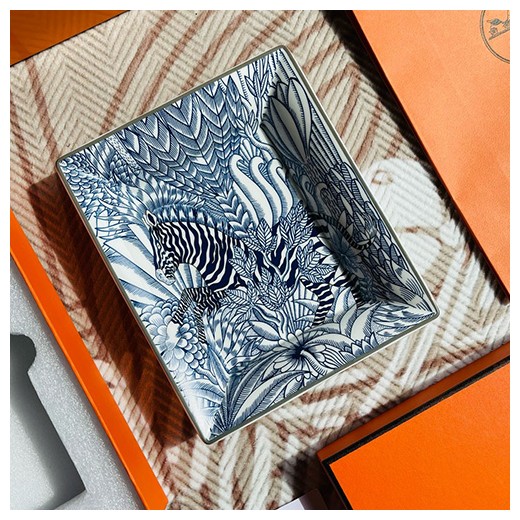 [홍콩명품.Hermes] 에르메스 24SS 로고 선물용 도자기 푸드 수납판 재털이 (17cm), ET2363, ZAKKA, 명품악세사리,팔찌,귀걸이,반지