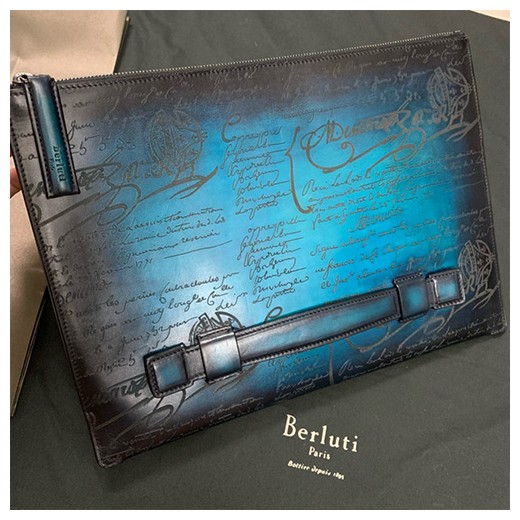 [가격문의][홍콩명품.BERLUTI] 벨루티 23SS 로고 베네치아 스크리토 레더 가죽 핸드백 클러치백 (블루), BGM3130, BLB, 홍콩명품가방,명품쇼핑몰,크로스백,핸드백,구매대행,무브타임