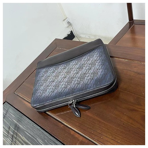 [홍콩명품.BERLUTI] 벨루티 23SS 로고 Etui De Voyage Toile Marbeuf 베네치아 스크리토 레더 가죽 클러치백 (블랙), BGM3137, BLB, 홍콩명품가방,명품쇼핑몰,크로스백,핸드백,구매대행,무브타임
