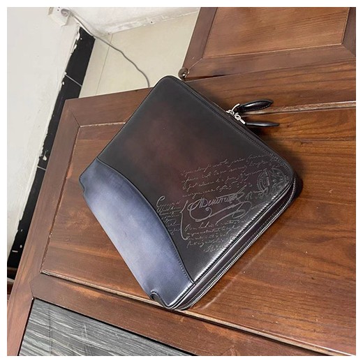 [홍콩명품.BERLUTI] 벨루티 23SS 로고 Etui De Voyage Toile Marbeuf 베네치아 스크리토 레더 가죽 클러치백 (브라운), BGM3138, BLB, 홍콩명품가방,명품쇼핑몰,크로스백,핸드백,구매대행,무브타임