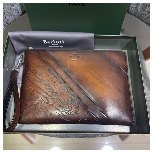 [홍콩명품.BERLUTI] 벨루티 23SS 로고 베네치아 스크리토 레더 가죽 클러치백 (브라운), BGM3139, BLB, 홍콩명품가방,명품쇼핑몰,크로스백,핸드백,구매대행,무브타임