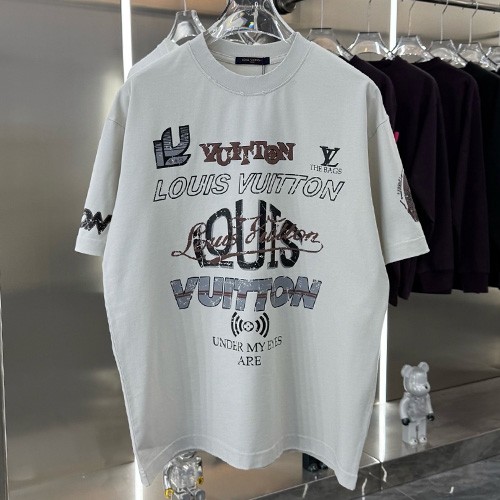 [홍콩명품.LOUIS VUITTON] 루이비통 25SS 로고 그래픽 프린트 반팔 티셔츠 (화이트), BM19476, G5, 홍콩명품의류,구매대행,온라인명품