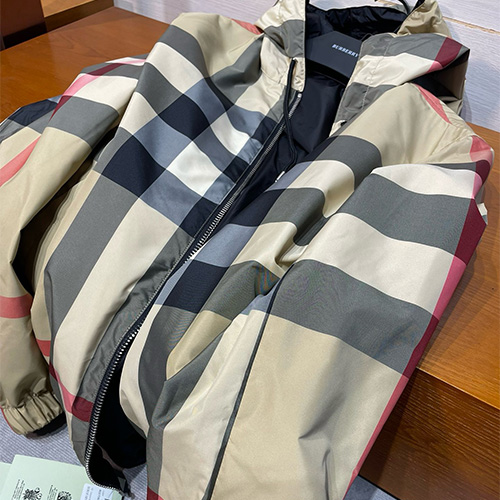 [홍콩명품.Burberry] 버버리 25SS 로고 체크패턴 리버서블 후드 바람막이 자켓 (베이지-블랙), BM19535, PG, 홍콩명품의류,구매대행,온라인명품