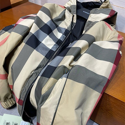 [홍콩명품.Burberry] 버버리 25SS 로고 체크패턴 리버서블 후드 바람막이 자켓 (베이지-블랙), BM19535, PG, 홍콩명품의류,구매대행,온라인명품