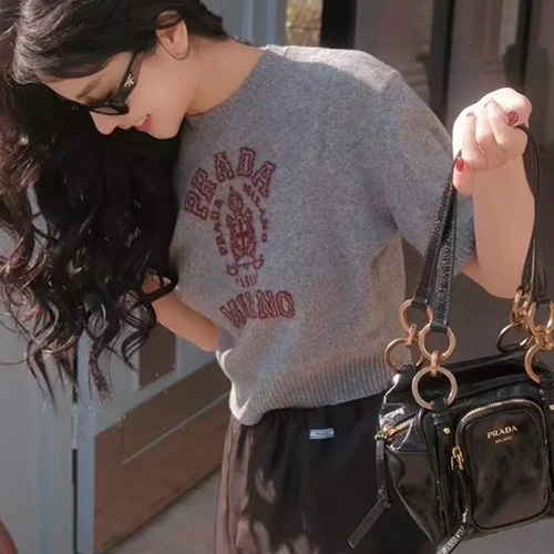 [홍콩명품,PRADA] 프라다 25SS 로고 여성 니트 반팔 티셔츠 (2컬러), BM19583, 13C, 홍콩명품의류,구매대행,온라인명품