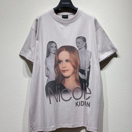 [홍콩명품.BALENCIAGA] 발렌시아가 25SS 로고 Nicole Kidman 프린트 반팔 티셔츠 (그레이), BM19640, KB, 홍콩명품의류,구매대행,온라인명품