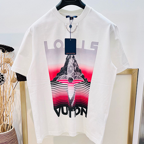 [홍콩명품.LOUIS VUITTON] 루이비통 25SS 로고 그래픽 프린트 반팔 티셔츠 (화이트), BM19684, YS, 홍콩명품의류,구매대행,온라인명품