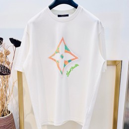 [홍콩명품.LOUIS VUITTON] 루이비통 25SS 로고 그래픽 프린트 반팔 티셔츠 (화이트), BM19690, YS, 홍콩명품의류,구매대행,온라인명품