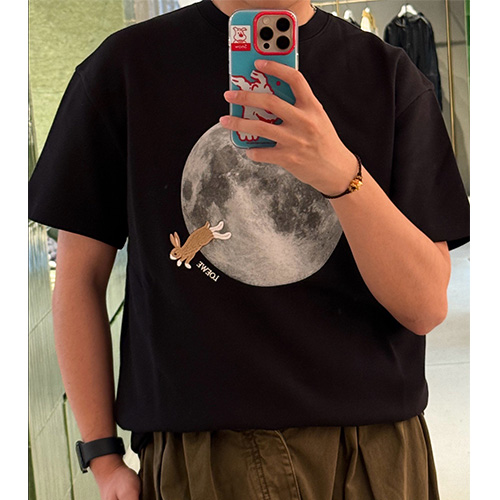 [홍콩명품.LOEWE] 로에베 25SS 로고 그래픽 프린트 반팔 티셔츠 (블랙), BM19695, YS, 홍콩명품의류,구매대행,온라인명품