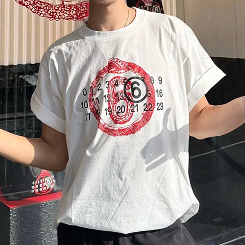 [홍콩명품.Maison Margiela] 메종마르지엘라 25SS 로고 그래픽 프린트 반팔 티셔츠 (화이트), BM19697, YS, 홍콩명품의류,구매대행,온라인명품