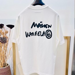 [홍콩명품.Maison Margiela] 메종마르지엘라 25SS 로고 그래픽 프린트 반팔 티셔츠 (2컬러), BM19698, YS, 홍콩명품의류,구매대행,온라인명품