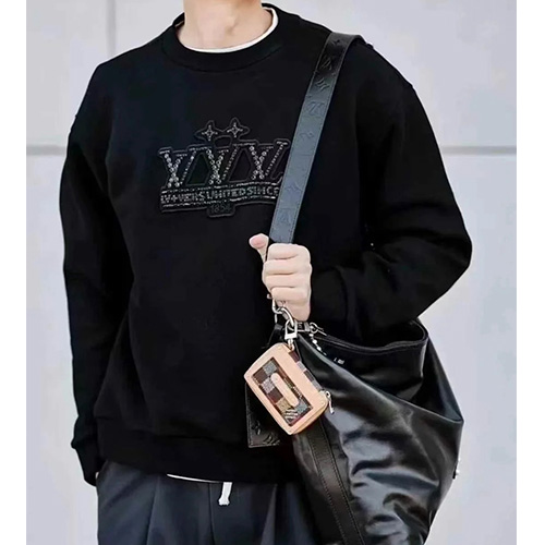 [홍콩명품.LOUIS VUITTON] 루이비통 25SS 로고 진주 장식 맨투맨 티셔츠 (블랙), BM19823, KB, 홍콩명품의류,구매대행,온라인명품