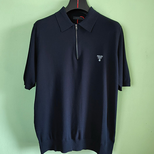 [홍콩명품,PRADA] 프라다 25SS 로고 자수 하프지퍼 카라 폴로 반팔 티셔츠 (네이비), BM19876, JL, 홍콩명품의류,구매대행,온라인명품