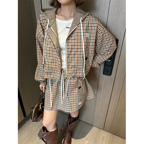 [홍콩명품,MIU MIU] 미우미우 25SS 로고 여성 체크 패턴 후드 바람막이 자켓 + 미니 스커트 상하의 세트 (베이지), BM19916, TBG, 홍콩명품의류,구매대행,온라인명품