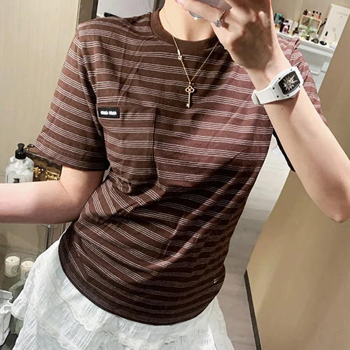 [홍콩명품,MIU MIU] 미우미우 25SS 로고 여성 스트라이프 반팔 티셔츠 (브라운), BM20166, KB, 홍콩명품의류,구매대행,온라인명품