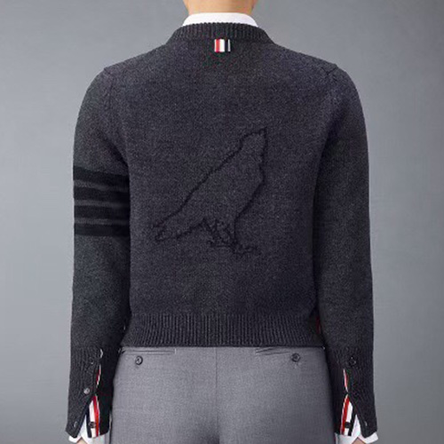 [홍콩명품.THOME BROWNE] 톰브라운 25SS 로고 여성 4바 라운드넥 니트 가디건 (다크그레이), BM20207, TB1, 홍콩명품의류,구매대행,온라인명품