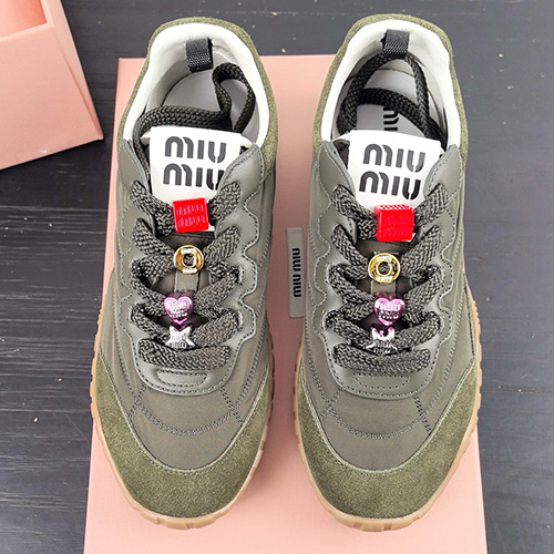 [홍콩명품,MIU MIU] 미우미우 25SS 로고 여성 스니커즈 운동화 (카키), SE4729, ALW, 명품스니커즈,운동화,구두,로퍼,하이탑,신발