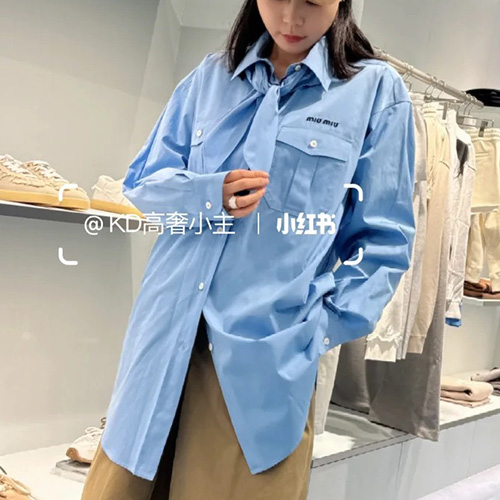 [홍콩명품,MIU MIU] 미우미우 25SS 로고 자수 여성 블라우스 남방 셔츠 (스카이블루), BM20285, KB, 홍콩명품의류,구매대행,온라인명품