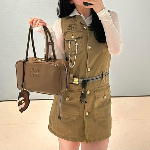 [홍콩명품,MIU MIU] 미우미우 25SS 로고 여성 카라 슬리브리스 데님 원피스 (카라멜), BM20449, 13C, 홍콩명품의류,구매대행,온라인명품