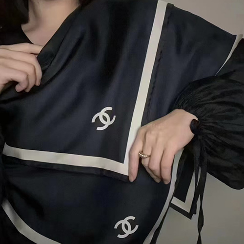 [홍콩명품.CHANEL] 샤넬 25SS 로고 패턴 90-90 실크 스카프 머플러 (블랙), ET2978, JX, 홍콩명품의류,구매대행,온라인명품