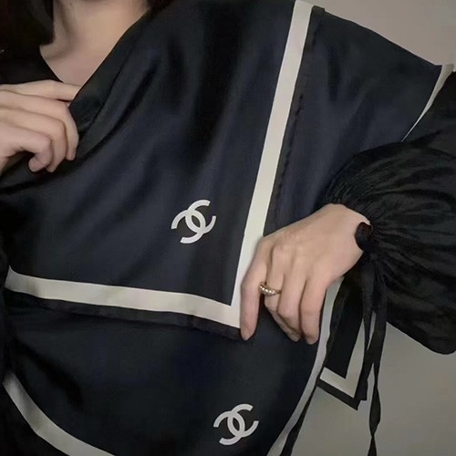 [홍콩명품.CHANEL] 샤넬 25SS 로고 패턴 90-90 실크 스카프 머플러 (블랙), ET2978, JX, 홍콩명품의류,구매대행,온라인명품