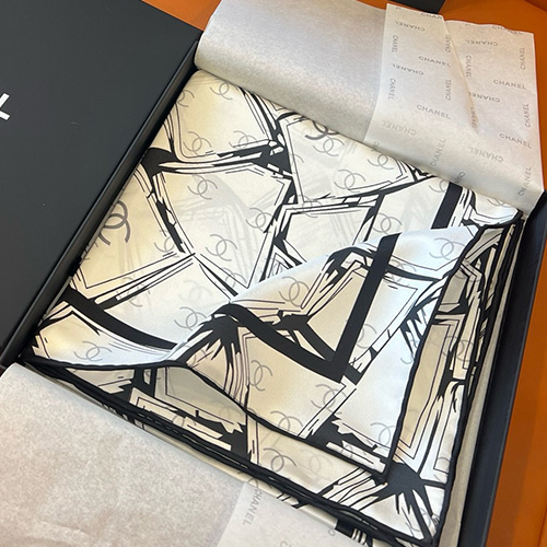 [홍콩명품.CHANEL] 샤넬 25SS 로고 패턴 90-90 실크 스카프 머플러 (화이트-블랙), ET2994, JX, 홍콩명품의류,구매대행,온라인명품