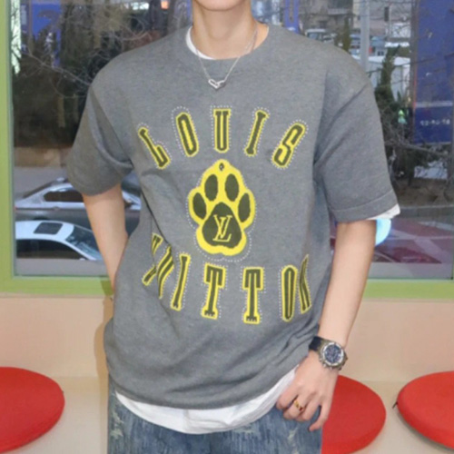 [홍콩명품.LOUIS VUITTON] 루이비통 25SS 로고 그래픽 니트 반팔 티셔츠 (그레이), BM20546, JL, 홍콩명품의류,구매대행,온라인명품