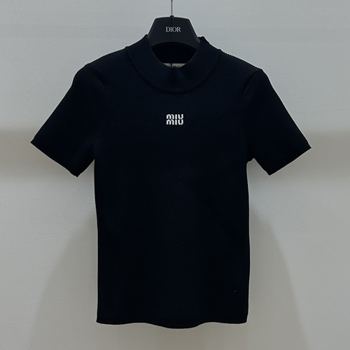 [홍콩명품,MIU MIU] 미우미우 25SS 로고 여성 니트 반팔 티셔츠 (블랙), BM20596, GBG, 홍콩명품의류,구매대행,온라인명품