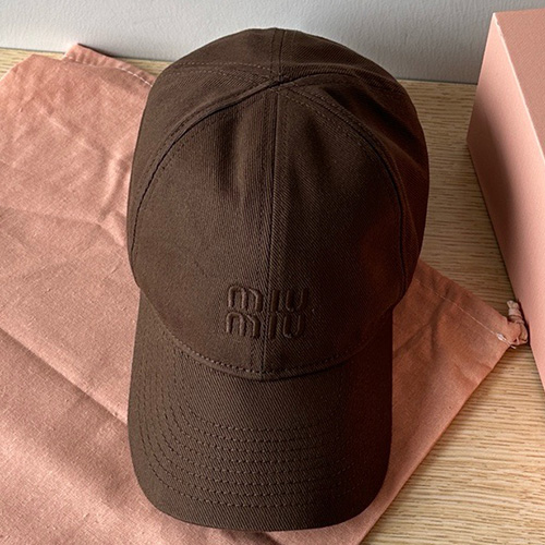 [홍콩명품,MIU MIU] 미우미우 25SS 로고 자수 볼캡 모자 (브라운), CA0327, 홍콩명품쇼핑몰,인터넷명품,온라인명품사이트,남자명품,해외직구