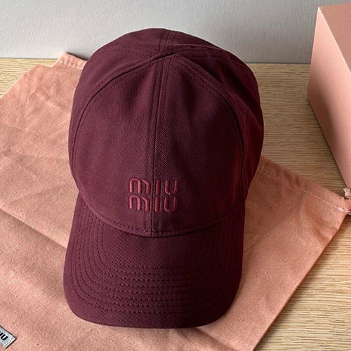 [홍콩명품,MIU MIU] 미우미우 25SS 로고 자수 볼캡 모자 (와인), CA0329, 홍콩명품쇼핑몰,인터넷명품,온라인명품사이트,남자명품,해외직구