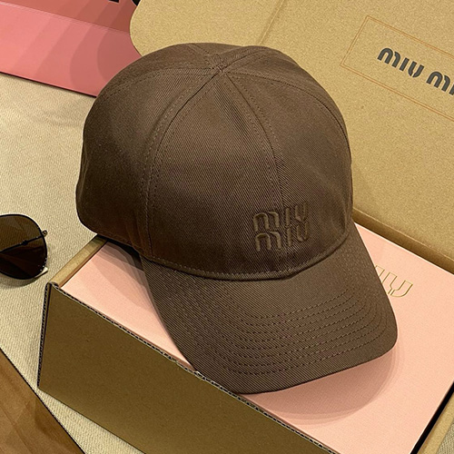 [홍콩명품,MIU MIU] 미우미우 25SS 로고 자수 볼캡 모자 (브라운), CA0333, 홍콩명품쇼핑몰,인터넷명품,온라인명품사이트,남자명품,해외직구