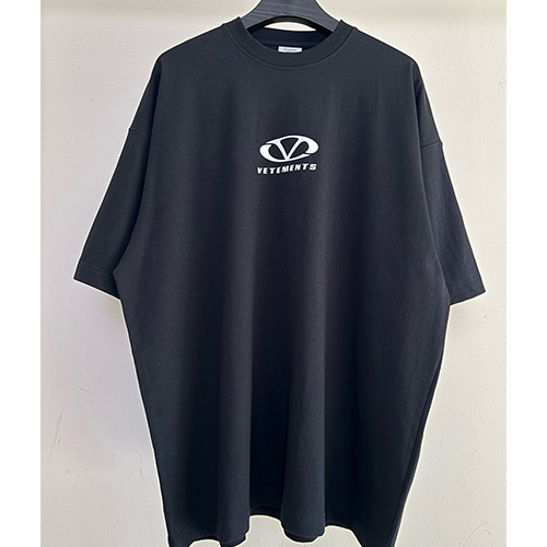 [홍콩명품.VETEMENTS] 베트멍 25SS 로고 그래픽 프린트 반팔 티셔츠 (2컬러), BM20657, VT, 홍콩명품의류,구매대행,온라인명품