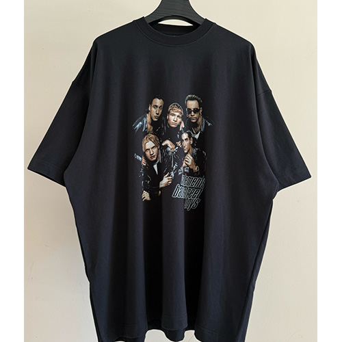 [홍콩명품.VETEMENTS] 베트멍 25SS 로고 그래픽 프린트 반팔 티셔츠 (블랙), BM20659, VT, 홍콩명품의류,구매대행,온라인명품