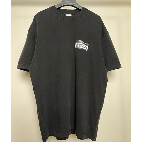 [홍콩명품.VETEMENTS] 베트멍 25SS 로고 그래픽 프린트 반팔 티셔츠 (블랙), BM20660, VT, 홍콩명품의류,구매대행,온라인명품