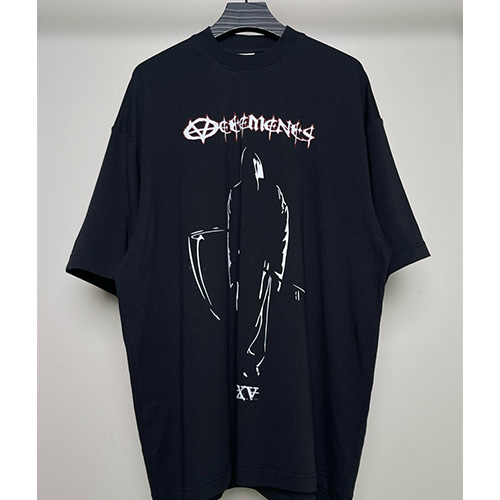 [홍콩명품.VETEMENTS] 베트멍 25SS 로고 그래픽 프린트 반팔 티셔츠 (블랙), BM20662, VT, 홍콩명품의류,구매대행,온라인명품