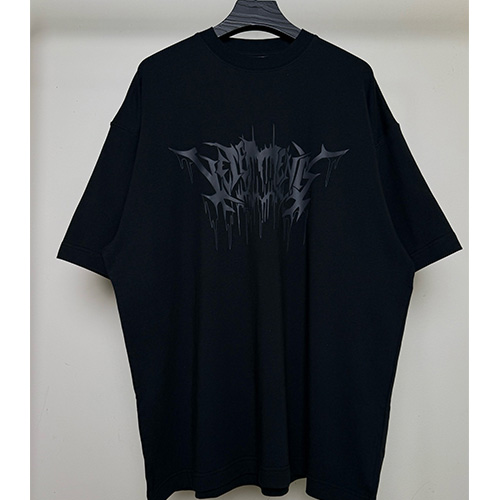 [홍콩명품.VETEMENTS] 베트멍 25SS 로고 그래픽 프린트 반팔 티셔츠 (블랙), BM20663, VT, 홍콩명품의류,구매대행,온라인명품