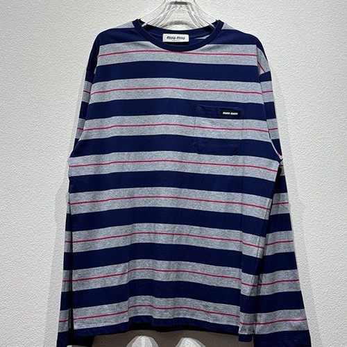 [홍콩명품,MIU MIU] 미우미우 25SS 로고 여성 스트라이프 긴팔 티셔츠 (네이비-그레이), BM20766, KB, 홍콩명품의류,구매대행,온라인명품