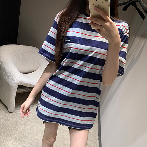 [홍콩명품,MIU MIU] 미우미우 25SS 로고 여성 스트라이프 반팔 티셔츠 (그레이-네이비), BM20787, TBG, 홍콩명품의류,구매대행,온라인명품