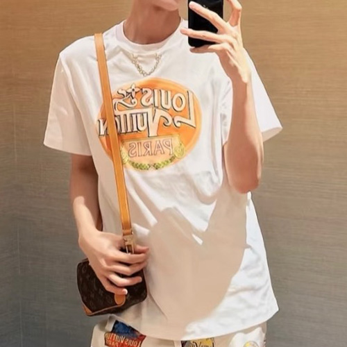 [홍콩명품.LOUIS VUITTON] 루이비통 25SS 로고 그래픽 프린트 반팔 티셔츠 (화이트), BM20843, YS, 홍콩명품의류,구매대행,온라인명품